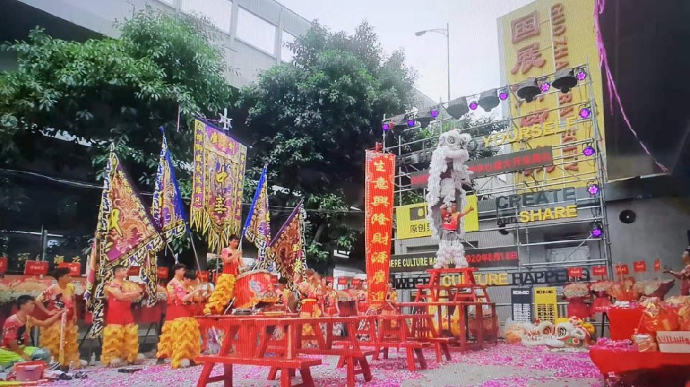 雄狮飞跃高台表演